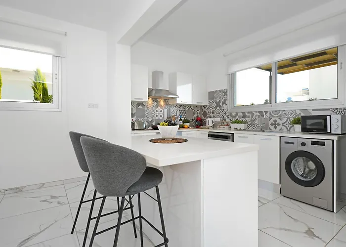 Evelin - Center Ayia Napa